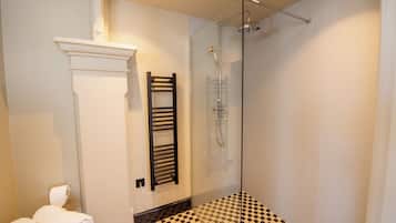 Klassieke Twin kamer | Badkamer | Een douche, gratis toiletartikelen, een haardroger, handdoeken