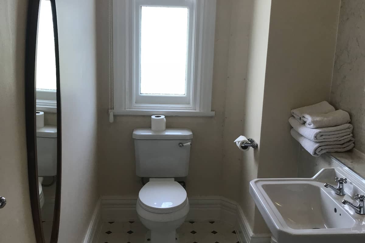 classic double room (super king) | bathroom | free toiletries, hair dryer, towels