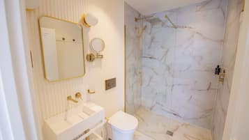 Quarto casal superior | Banheiro | Chuveiro, produtos de toalete grátis, secador de cabelo