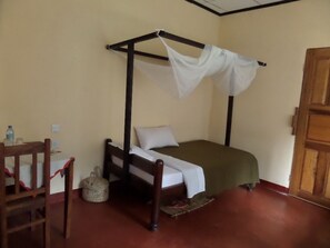 1 habitación, caja de seguridad en la habitación y escritorio 