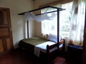 1 habitación, caja de seguridad en la habitación y escritorio 