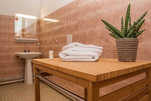 Habitación doble | Baño | Regadera, secadora de cabello, toallas, jabón