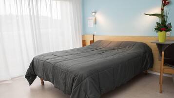 Caja de seguridad en la habitación, escritorio y cortinas blackout