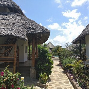 Comfort Cottage, 4 Bedrooms, Kitchenette, Pool View | Desk, free WiFi