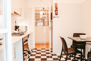 Réfrigérateur, four à micro-ondes, un four, cafetière-théière