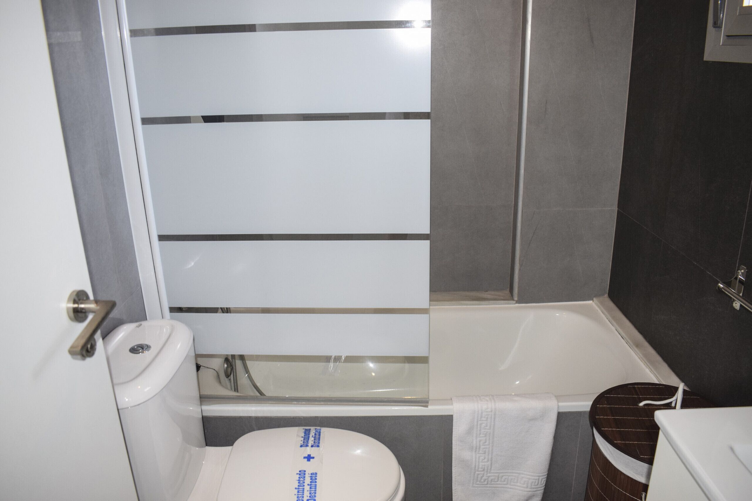 Un baño con inodoro, lavabo y bañera.