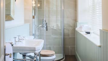 Chambre Double Deluxe, 1 grand lit, salle de bains attenante, vue jardin | Salle de bain | SĂšche-cheveux, peignoirs, serviettes fournies