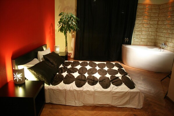 Romantic Suite, Bathtub | Desk, cribs/infant beds, rollaway beds, free WiFi - B&B H501 (Rome)