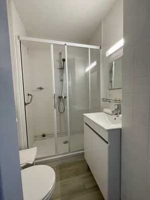 Een douche, gratis toiletartikelen, een haardroger, handdoeken