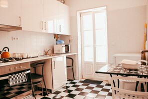 Kühlschrank, Mikrowelle, Ofen, Wasserkocher mit Kaffee-/Teezubehör