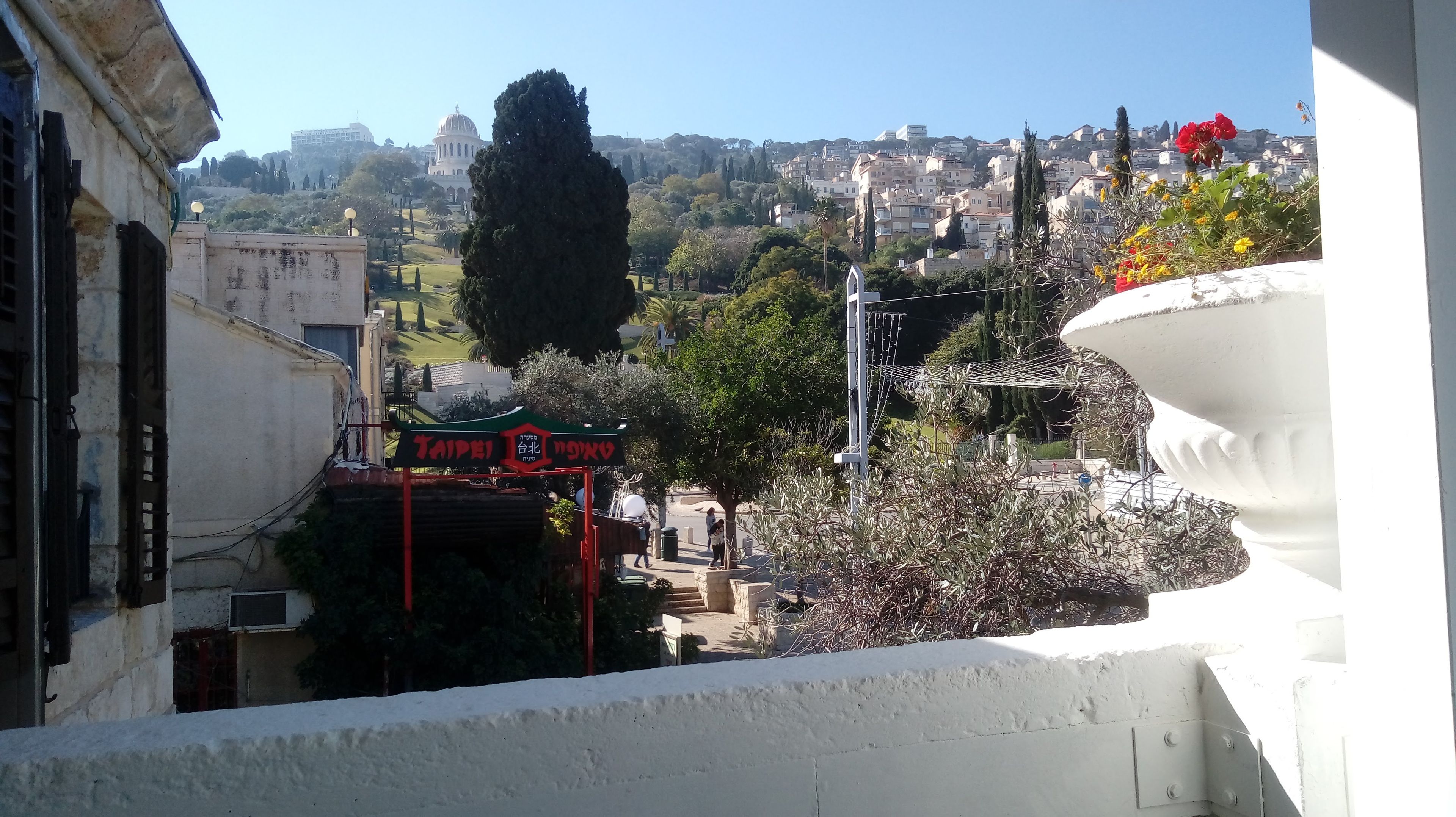 Vista di un paesaggio urbano con un edificio a cupola in evidenza, circondato da aree verdi e palazzi residenziali.