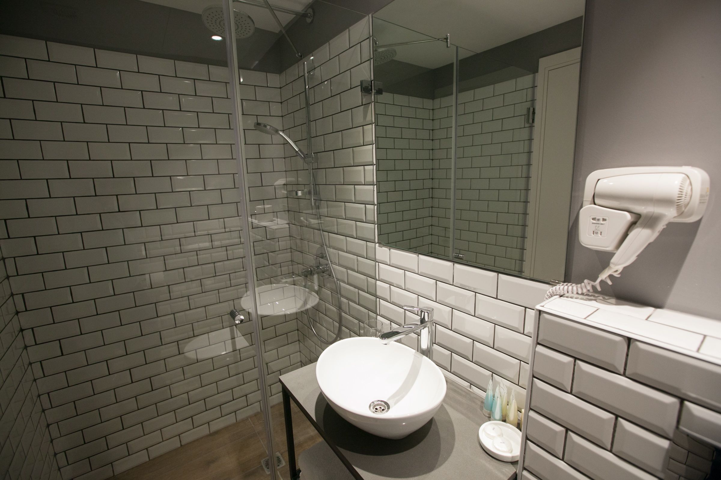 shower, rainfall showerhead, free toiletries, hair dryer