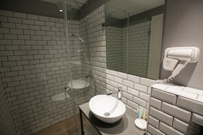 Shower, rainfall showerhead, free toiletries, hair dryer - City Port Hotel (Haifa)