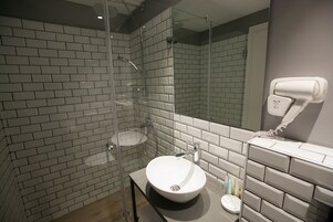 Dusche, Regendusche, kostenlose Toilettenartikel, Haartrockner