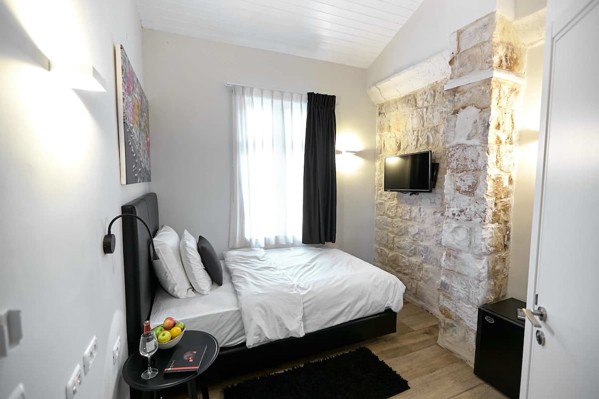 Economy Single Room | Peti besi dalam bilik, langsir/tirai gelap terus
