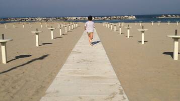 Am Strand, weißer Sandstrand, 10 Strandbars