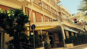 A multi-story hotel with balconies, a covered entrance, and a sign reading "Hotel Lazzarin". - Hotel Lazzarini (Bellaria-Igea Marina)
