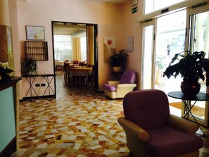 Lobby sitting area - Hotel Lazzarini (Bellaria-Igea Marina)