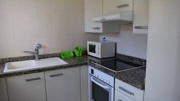 Een koelkast, een microgolfoven, een oven