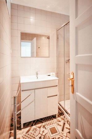 Shower, free toiletries, hair dryer, towels - Lisbon 7Rooms By Gt House (Lisboa ciudad)