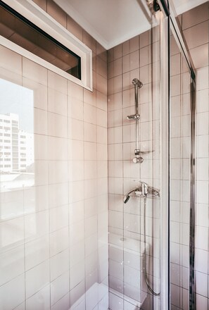 Dusche, kostenlose Toilettenartikel, Haartrockner, Handtücher