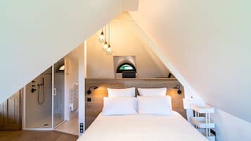 Classic Studio | Premium bedding, in-room safe, individually decorated