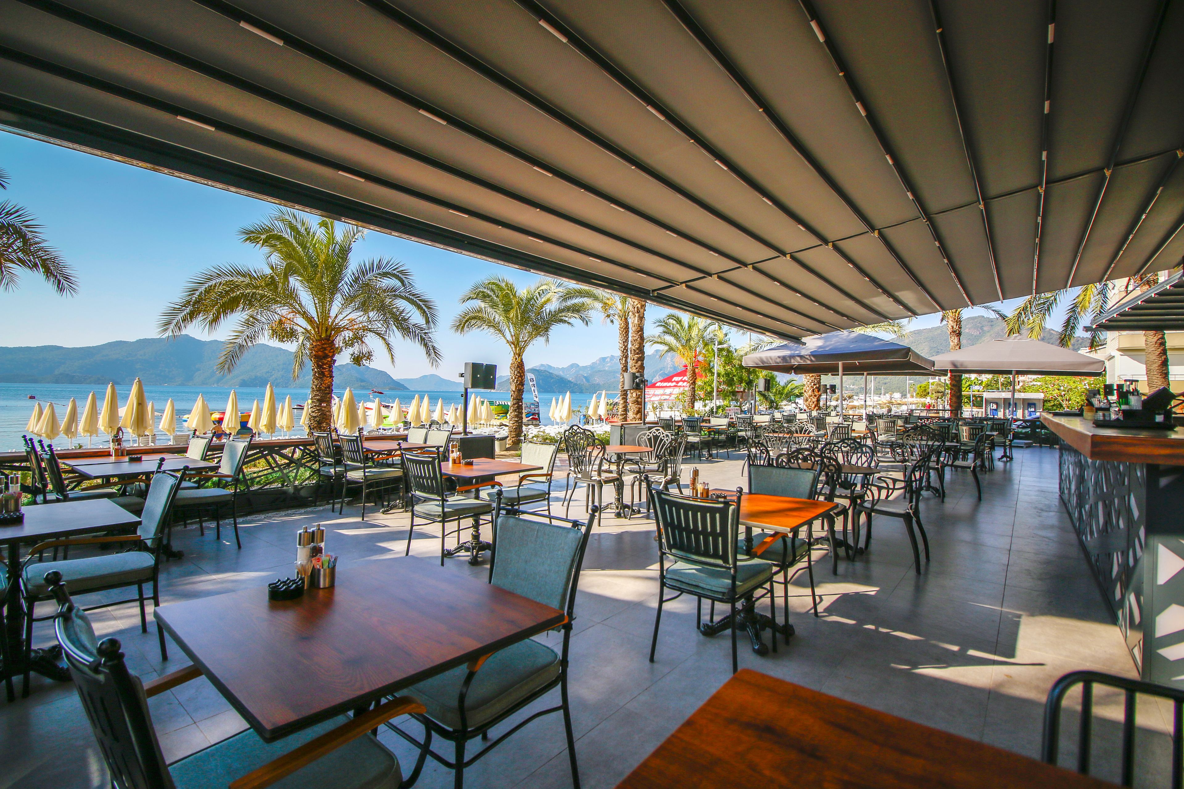 breakfast, lunch, dinner served; international cuisine