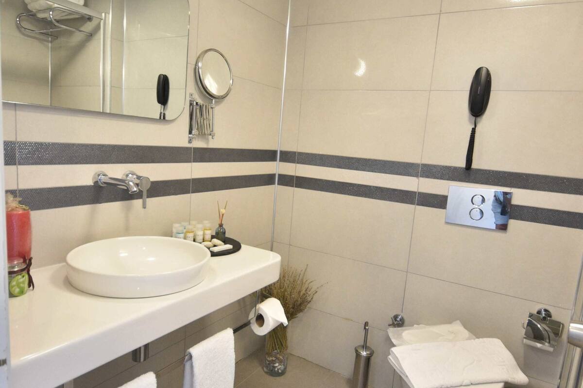 shower, free toiletries, hair dryer, slippers