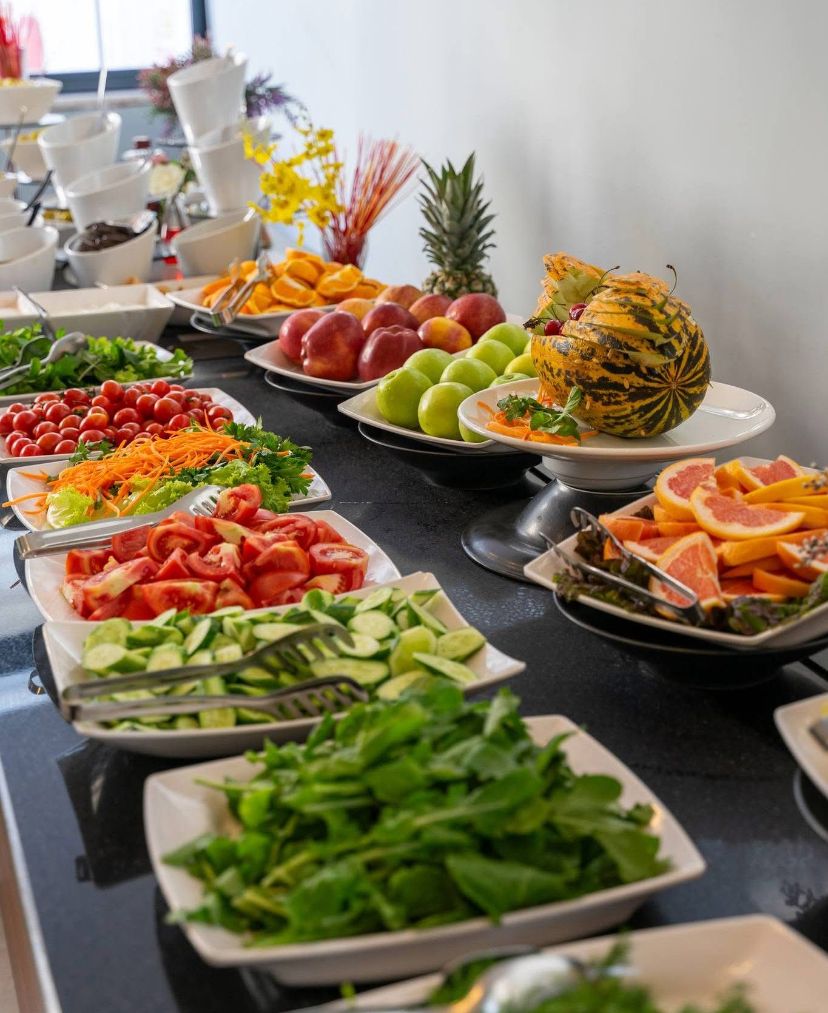 Een buffet met verschillende soorten fruit, groenten en salades.