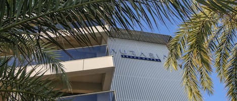Un edificio moderno con un letrero que dice "URBIS BEACH HOTEL".