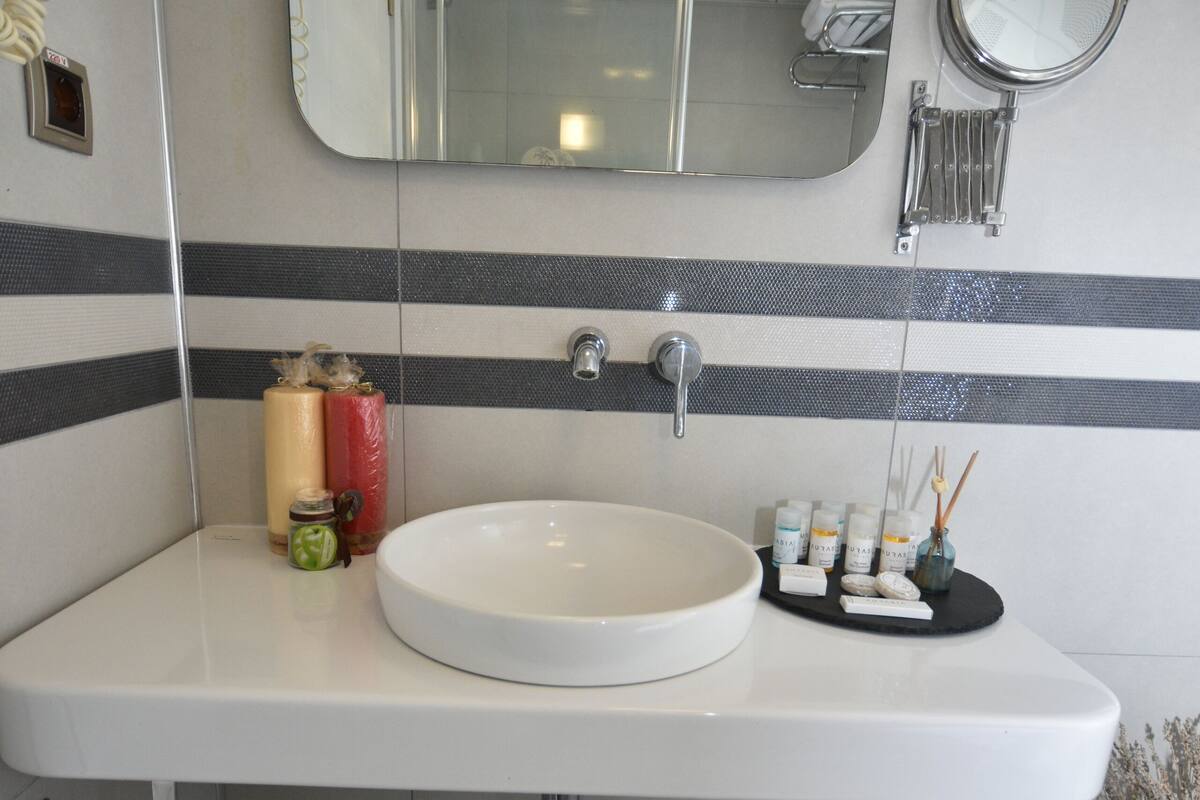 shower, free toiletries, hair dryer, slippers