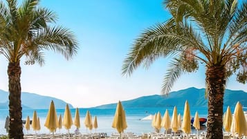 Privat strand, solstolar och parasoller