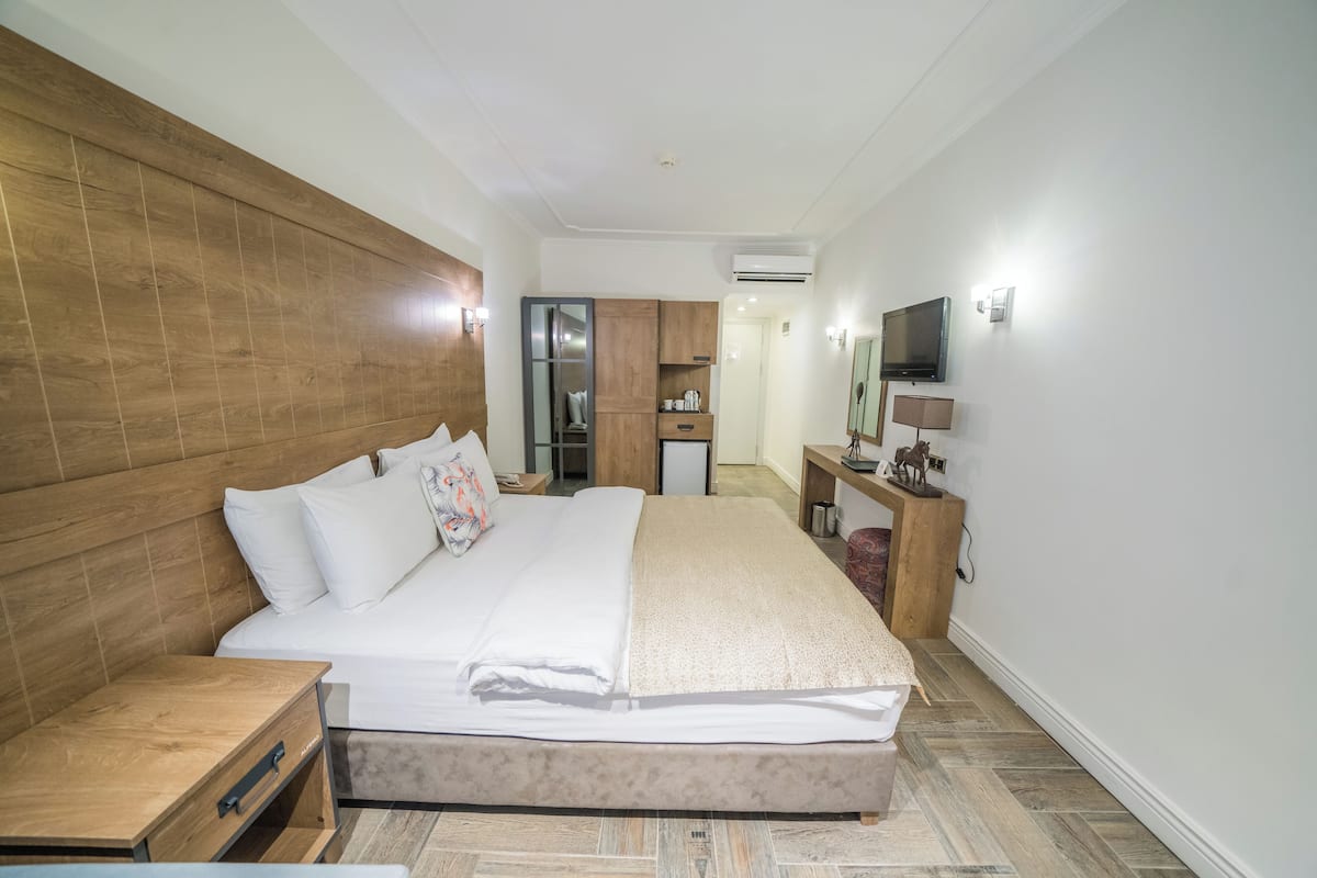 Chambre Ă©conomique double ou avec lits jumeaux | Minibar, coffre-fort, bureau, systĂšme dâinsonorisation