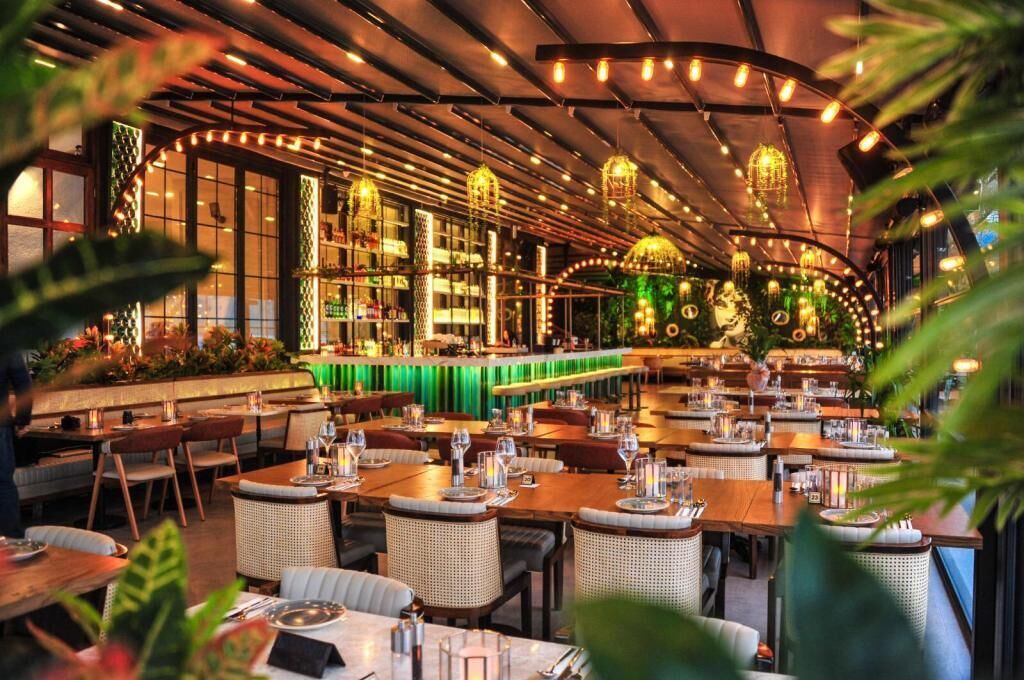 breakfast, lunch, dinner served; international cuisine