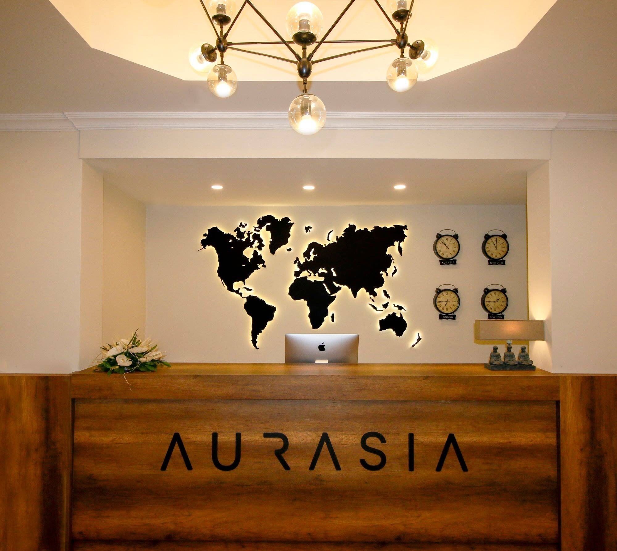 Un mostrador de recepción con un mapa mundial y relojes que marcan diferentes ciudades.