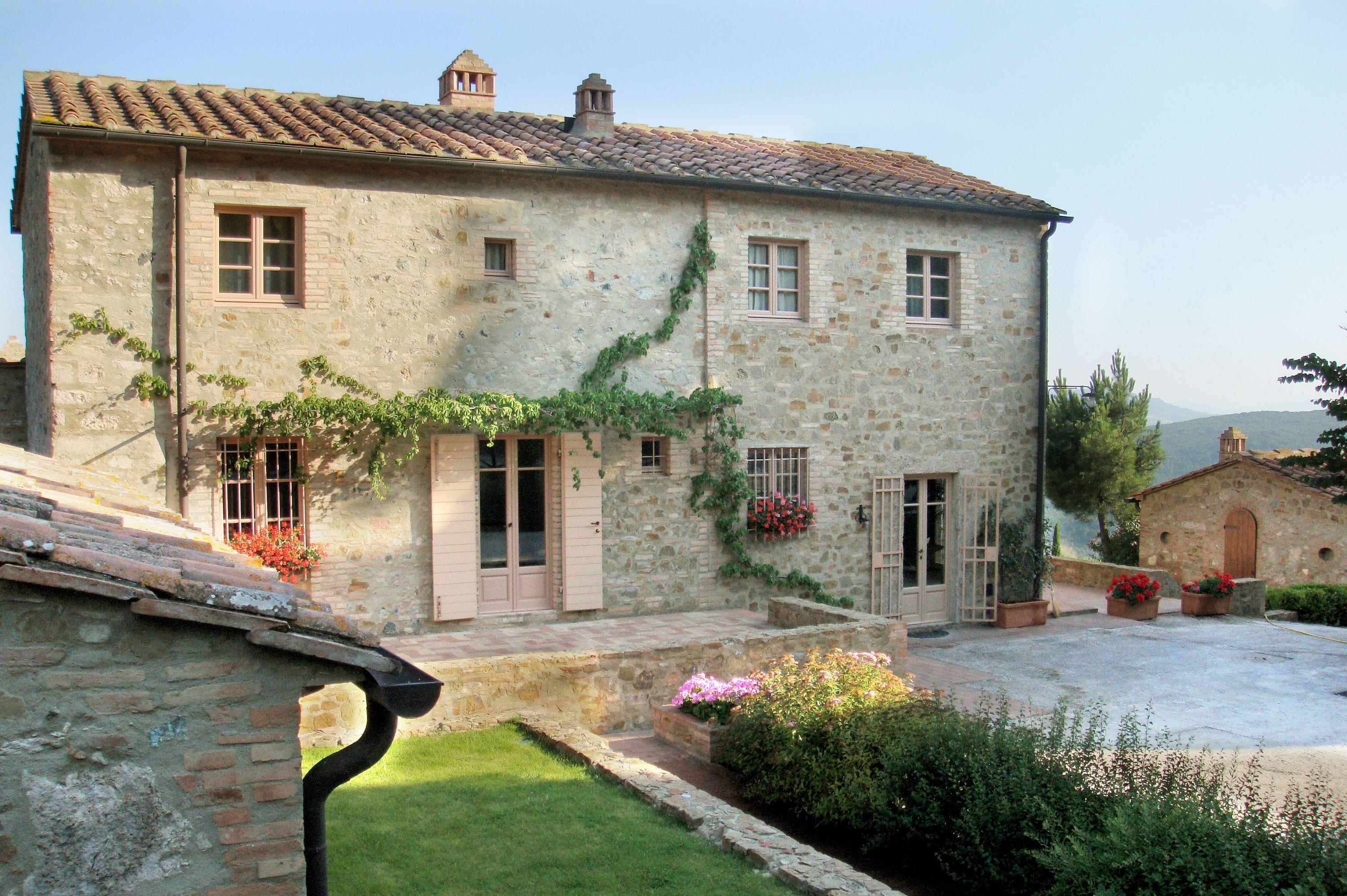 Junior Room | Premium bedding, desk, iron/ironing board, free WiFi