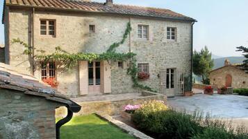 Junior Room | Premium bedding, desk, iron/ironing board, free WiFi