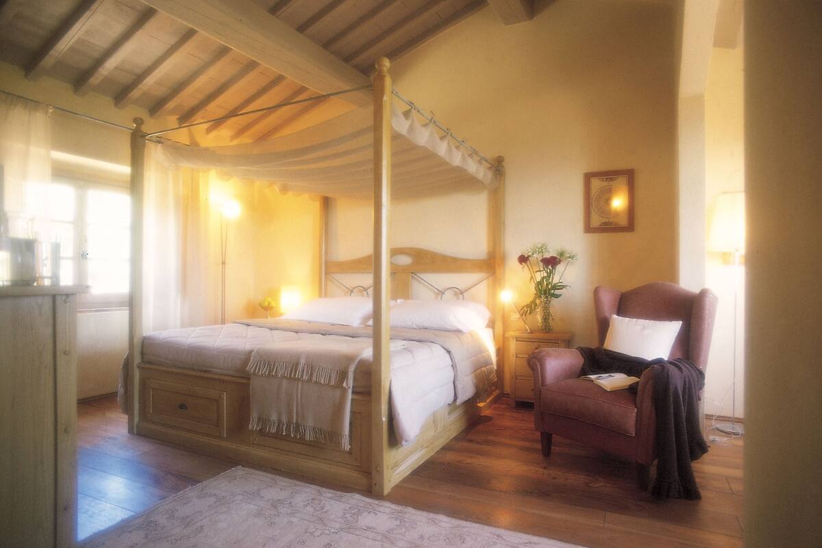 Junior Room | Premium bedding, desk, iron/ironing board, free WiFi
