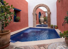 Una piscina al aire libre, una piscina climatizada