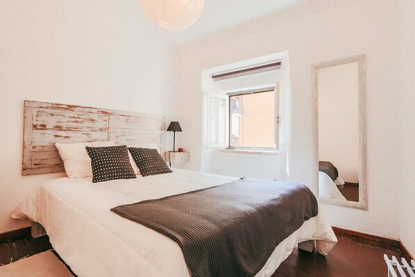 1 habitación, tabla de planchar con plancha, wifi gratis y ropa de cama 