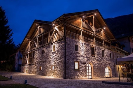 住宿正面 - 傍晚/夜晚