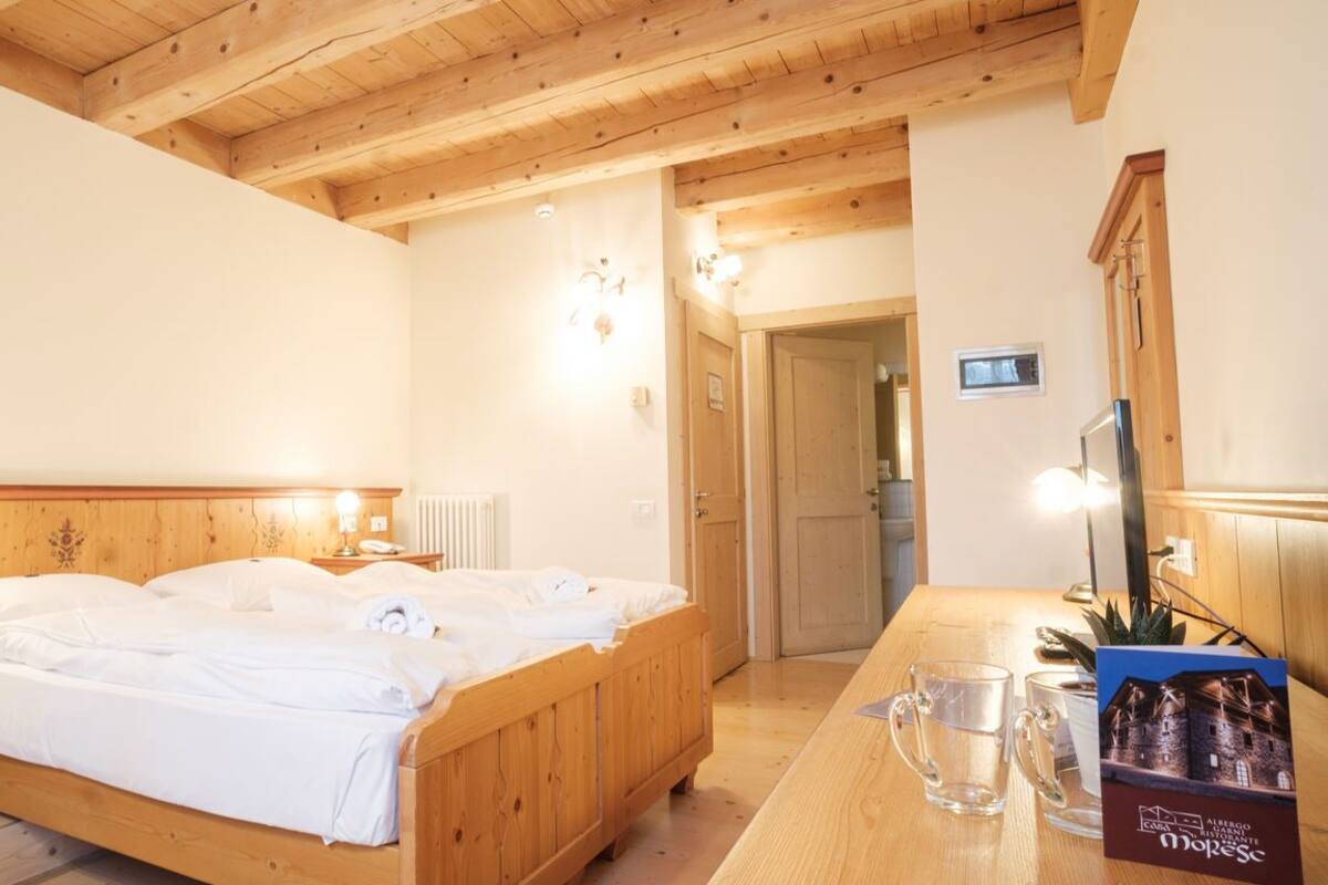 DOUBLE ROOM WITHOUT BALCONY | Een minibar, een kluis op de kamer, een bureau, gratis wifi