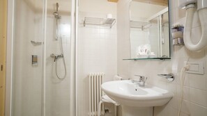 Double Room With Balcony | Salle de bain | Articles de toilette gratuits, sĂšche-cheveux, bidet