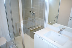 Douche, sĂšche-cheveux, serviettes fournies