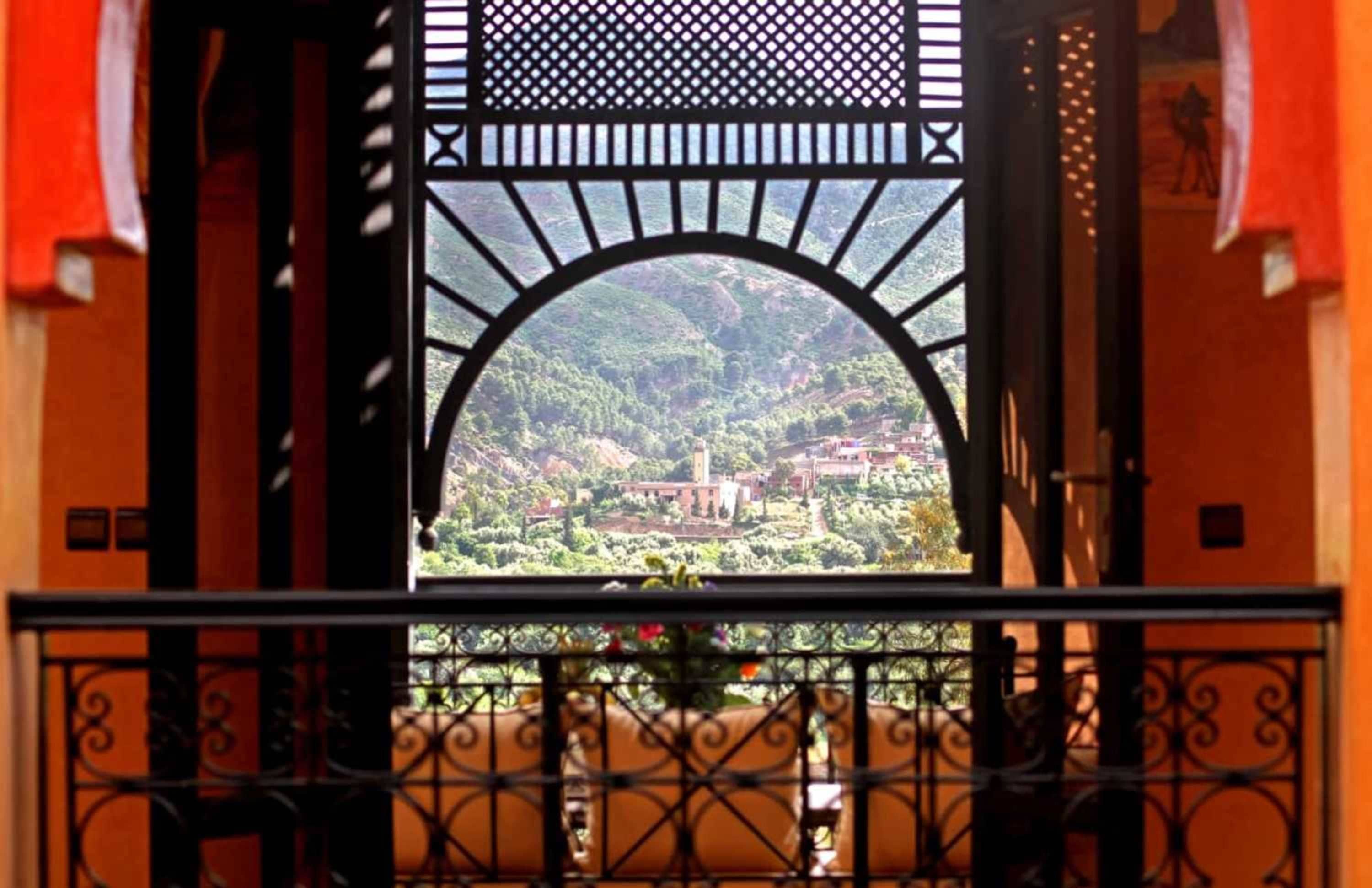 供应早餐、午餐和晚餐，地方菜