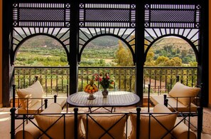 Frukost och lunch serveras, njut av de goda smakerna från lokala rätter.