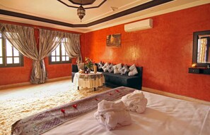 Juniorsvit | Värdeförvaringsskåp på rummet och mörkläggningsgardiner