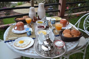 Daily cooked-to-order breakfast for a fee - Villa Tigmi (Ourika)