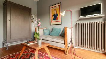 Room (Kess) | Living area | Flat-screen TV