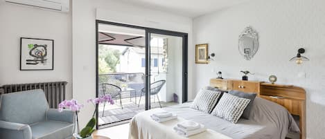 Habitació (Joan) | Decoració individual, mobiliari individual i habitacions insonoritzades